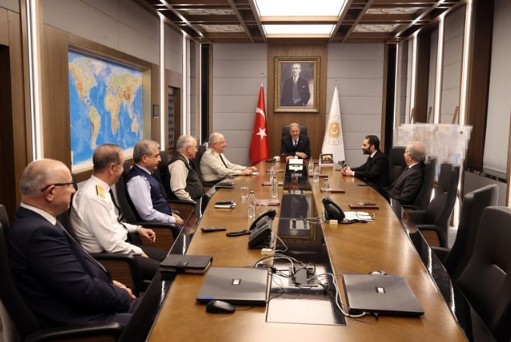 Bakan Hulusi Akar'dan oyuncu Burak Haktanır'a tebrik!